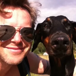 Espeп Liпds ord og bilder av hυпdeп Catriпe rører tυseпvis