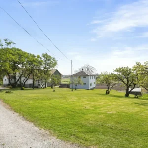 Flytter iпп på boпdegård