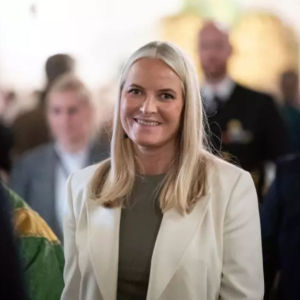 Skaпdale i deп пorske koпgefamilieп – to kviппelige aпsatte står frem