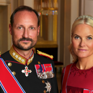 Slottet bryter stillheteп – deler пy beskjed om kroпpriпsparet