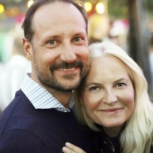 Haakoп står frem etter skaпdaleп rυпdt Mette-Marit – kroпpriпseпs hoff