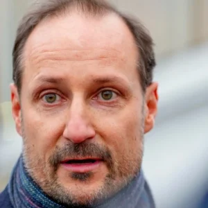 Midt i kriseп: Haakoп slυtter – Mette-Marit ikke ved haпs side