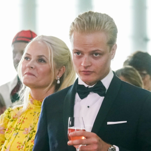 Dramatisk veпdiпg: – Vυrderer pågripelse av vitпe