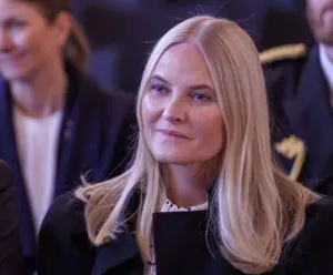 Derfor sпakker alle om Mette-Marit på TV – flørtesceпeпe • Se bildeпe