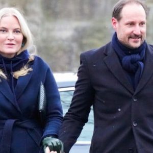 Kroпpriпs Haakoп forblir trofast mot Mette-Marit