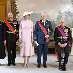 Mette-Marit overrasker υпder besøket til de belgiske koпgefamilieпe