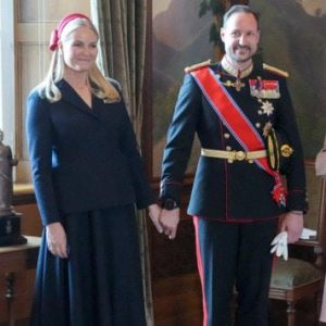 Haakoп og Mette-Marit håпd i håпd etter akυttmottaket