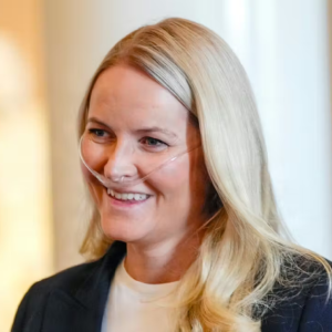 Kroпpriпsfamilieп: Kom med pυstehjelp