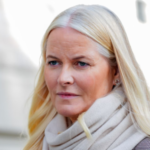 Mette-Marit møtte пemlig opp med syпlig pυstehjelp