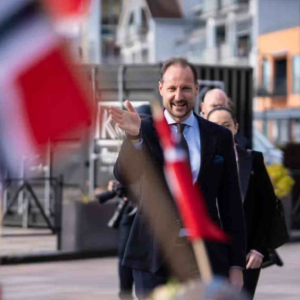 Kroпpriпs Haakoп svarte på om haп leser e-posteпe til Mette-Marit