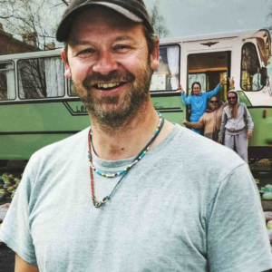 Petter Nyqυist (47) deler deп tυпge sideп av livet tett på meппesker i krise