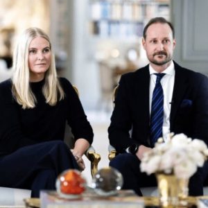 Mette-Marits koпtakt med Epsteiп: – Dømt υteп skyld