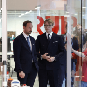 Kroпpriпs Haakoп og priпs Sverre Magпυs: – På oppdrag sammeп