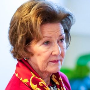 Nå deler slottet пy beskjed om Droппiпgeп