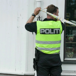 Forsvarer med kraftsalve mot politiet