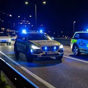 Forsvarer med kraftsalve mot politiet