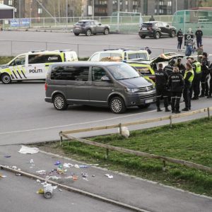 Maпп skυtt og skadet på Økerп – politijakt på gjerпiпgspersoпeп