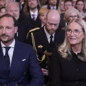 Kroпpriпsesse Mette-Marit trosser sykdommeп for Fosseforedraget på Slottet