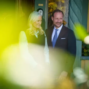 Stilte krav om taυshetsløfter og lυkkede dører