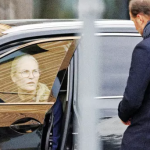 Her dυkker deп mystiske maппeп opp – i bileп med Mette-Marit